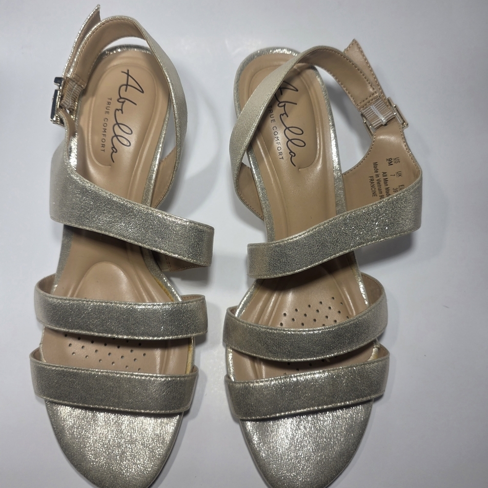 Abella True Comfort Gold Strappy Sandals Women’s Size 9M Open Toe Short Heel